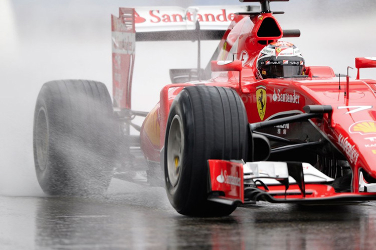 Kimi Räikkönen auf der künstlich bewässerten Le-Castellet-Strecke mit Pirelli-Versuchsreifen