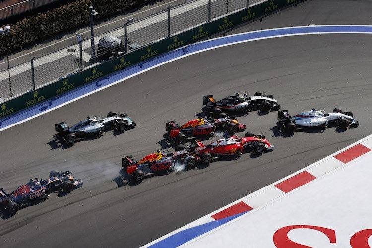 Daniil Kvyat schubst den Ferrari von Sebastian Vettel an