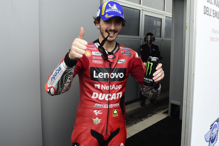 Francesco Bagnaia strahlt nach der vierten Pole-Position in Folge