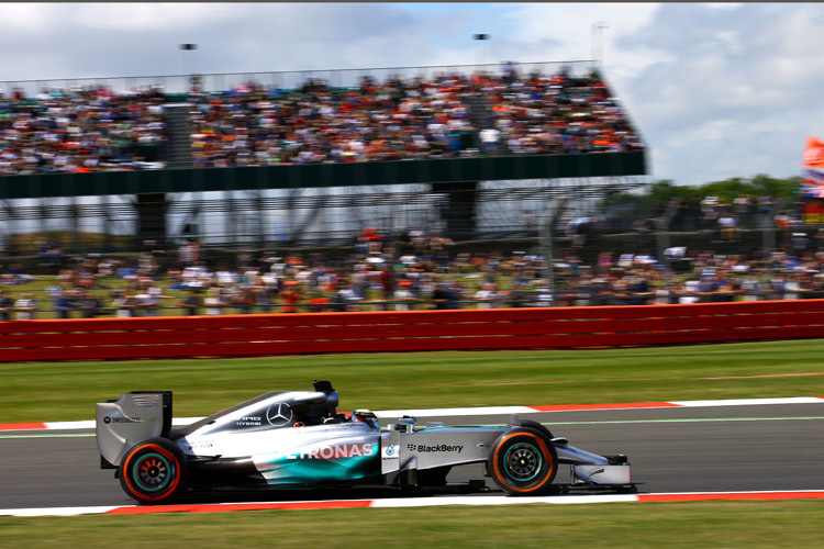 Lewis Hamilton drehte im Nachmittagstraining auf dem Silverstone Circuit die schnellste Runde – obwohl er die letzte halbe Stunde verpasste