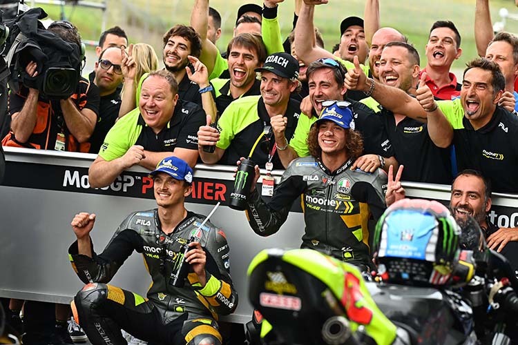 Jubel im Mooney VR46-Ducati-Team: Luca Marini (links) und Marco Bezzecchi in der ersten Reihe