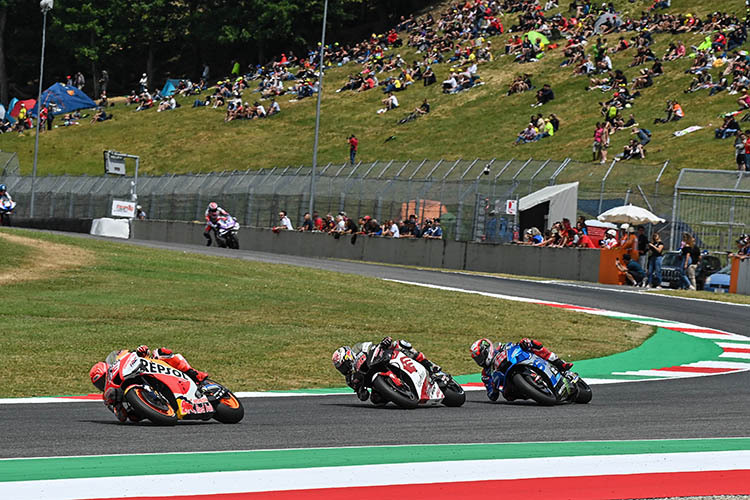 Mugello-GP: Marc Márquez wehrt sich hier noch gegen die Attacken von Nakagami, dahinter Alex Rins