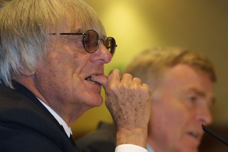 Auch «Mr. Formula One» Bernie Ecclestone ist gespannt, hinten FI
