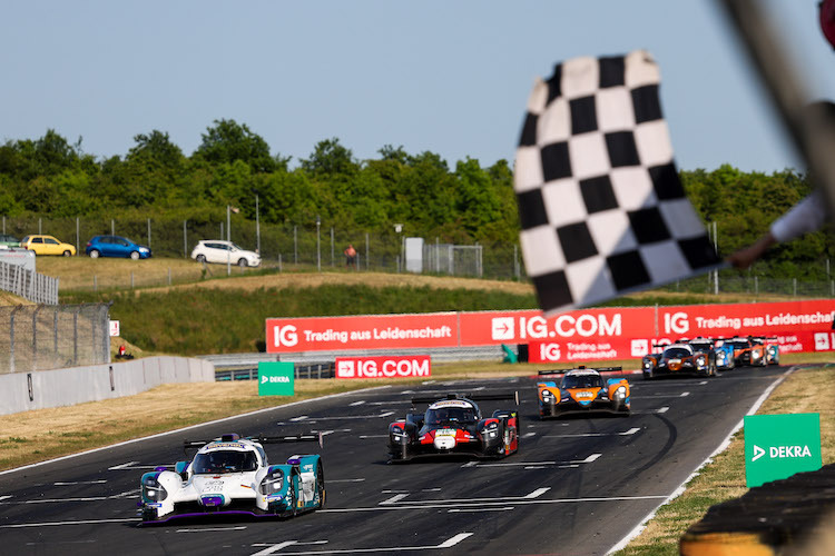  Oscar Tunjo und Julien Apothéloz feiern im Fahrzeug von van ommen racing by DataLab den zweiten Saisonsieg