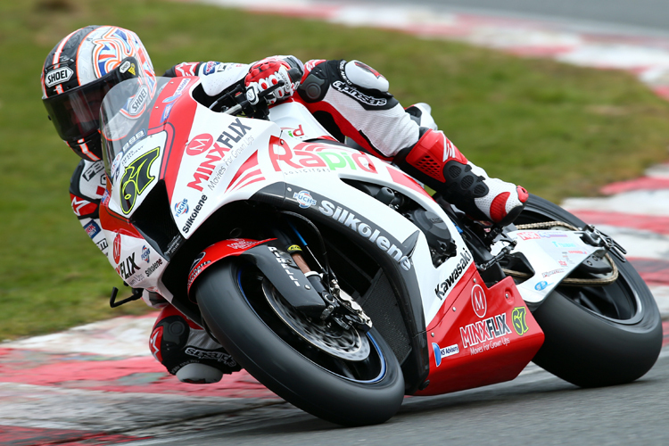 Shane Byrne gewinnt beide BSB-Läufe in Knockhill 