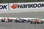 Felix Rosenqvist verteidigt nach dem Start Platz 1