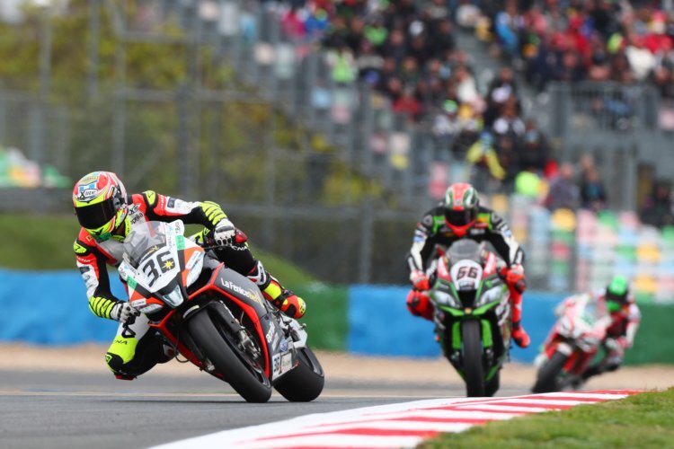 Leandro Mercado vor Tom Sykes, im Hintergrund Aprilia-Werkspilot Eugene Laverty