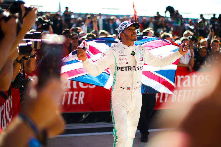 Lewis Hamilton trägt stolz den Union Jack
