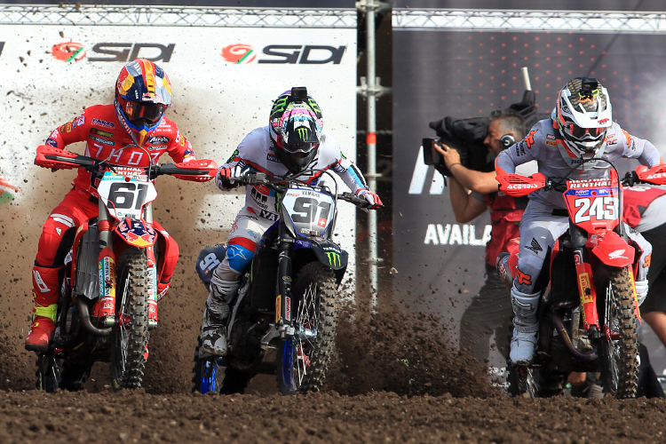 Jeremy Seewer (#91) setzte sich gegen Tim Gajser (#243) und Jorge Prado (#61) durch