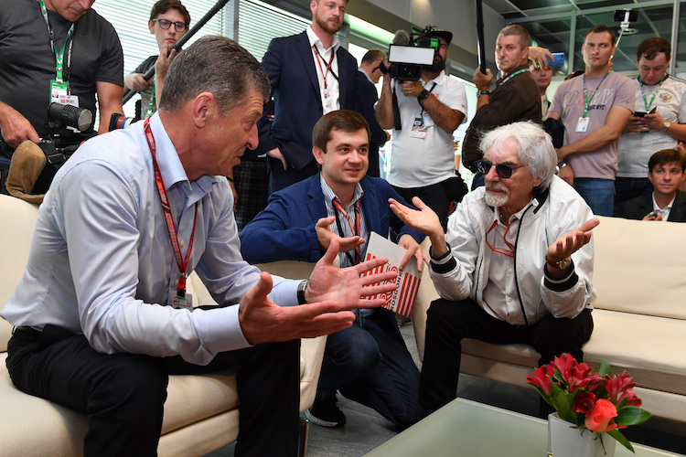 Bernie Ecclestone (rechts) mit Dmitry Kozak (links)