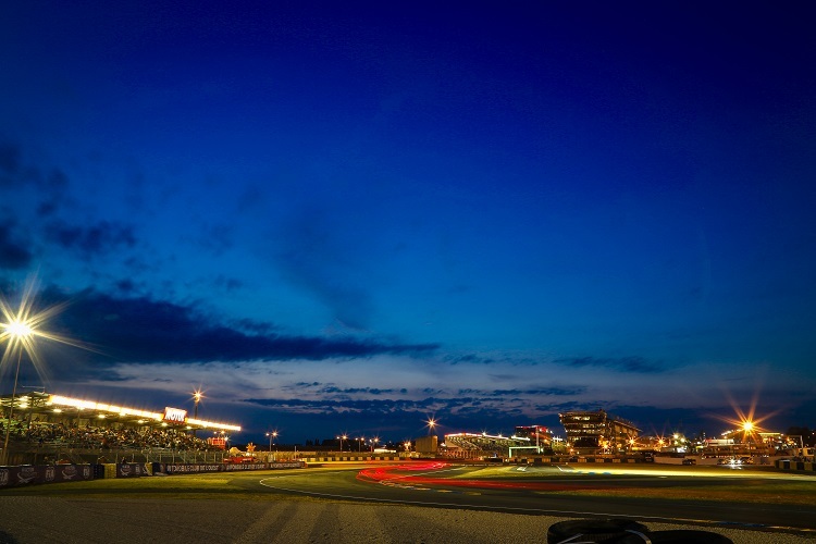 Vor allem zur 'Blauen Stunde' bietet die Stecke in Le Mans tolle Eindrücke