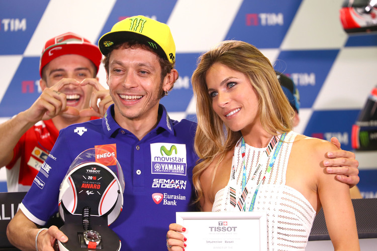 Valentino Rossi mit Eleonora Pedron, dahinter belustigt sich Andrea Iannone