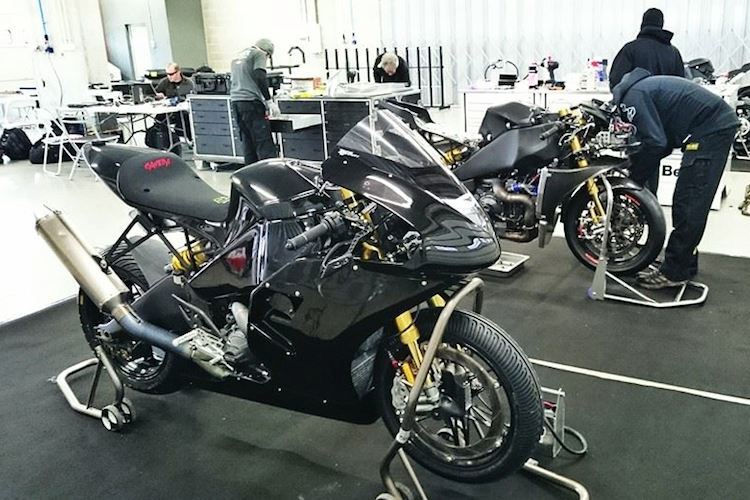 Die EBR 1190 RX stehen in der Garage noch im mattschwarzen Design