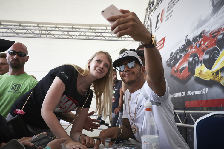 Lewis Hamilton macht einen Fan glücklich