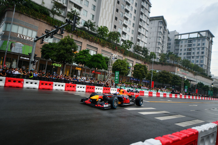 David Coulthard brauste im RB7 durch Ho Chi Minh-Stadt  