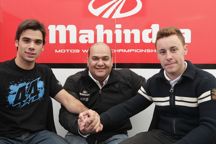 Mufaddal Choonia mit den Fahrern Miguel Oliveira (li.) und Efrén Vázquez (re.)