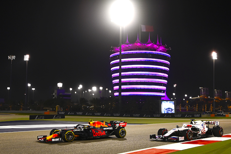 Sergio Pérez (Red Bull Racing) und Nikita Mazepin (Haas)