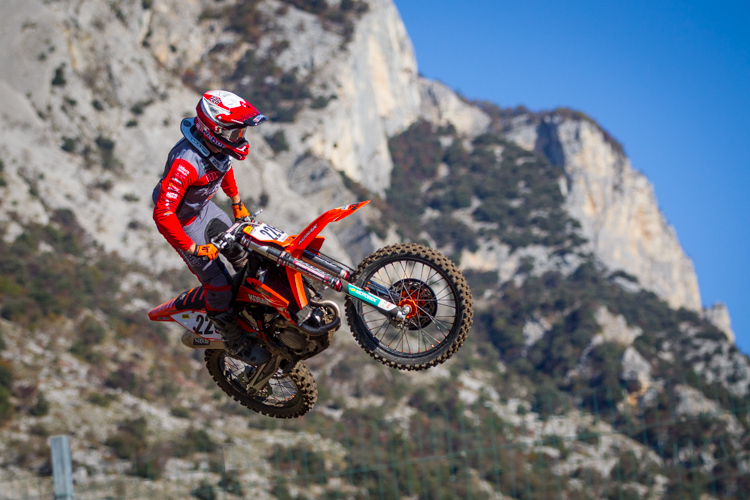 Tom Koch fliegt durch die Dolomiten