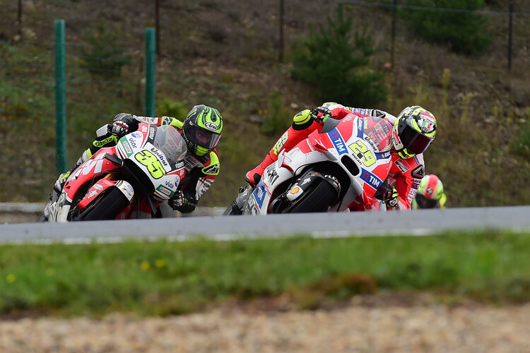 Im Rennen: Cal Crutchlow (35) pirscht sich an Andrea Iannone heran