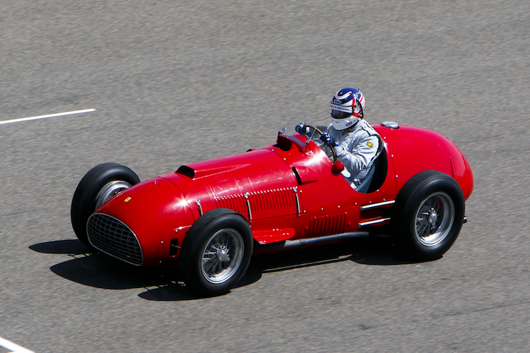 Nigel Mansell mit einem 1950er Ferrari in Bahrain 2010