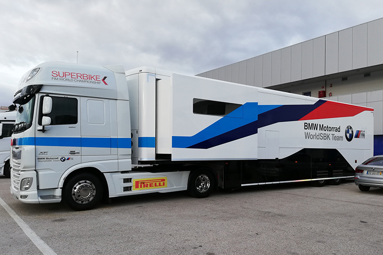 Die Trucks lassen erahnen, wie das BMW-Team 2019 auftritt