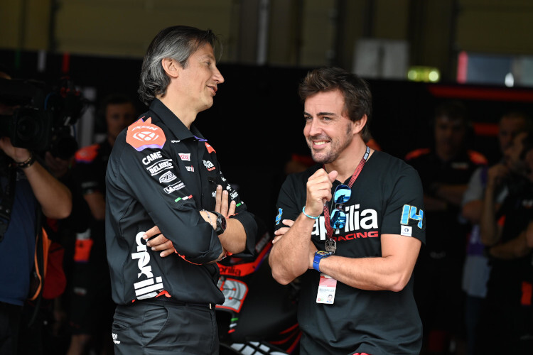 Massimo Rivola mit Formel-1-Star Fernando Alonso in der Aprilia-Box