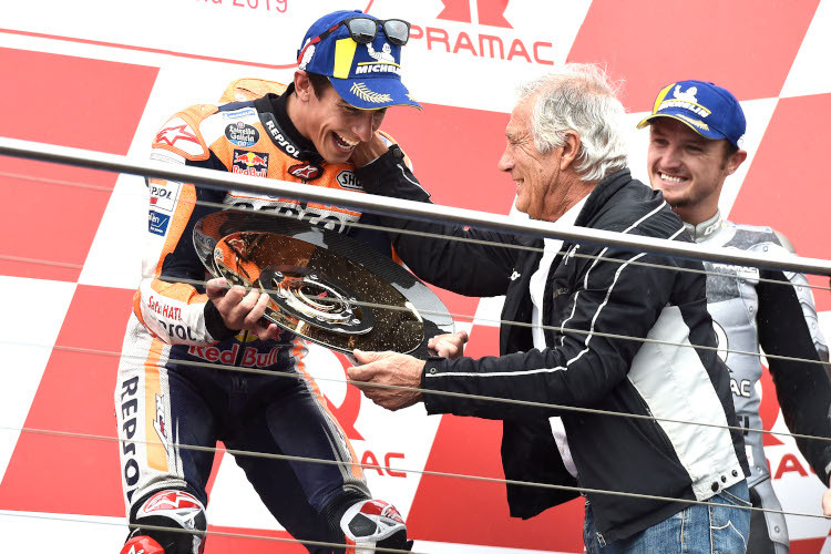 Marc Márquez nahm den Siegerpokal in Australien von Giacomo Agostini entgegen