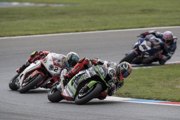 Tom Sykes hatte viel Mühe mit Leon Camier und Alex Lowes