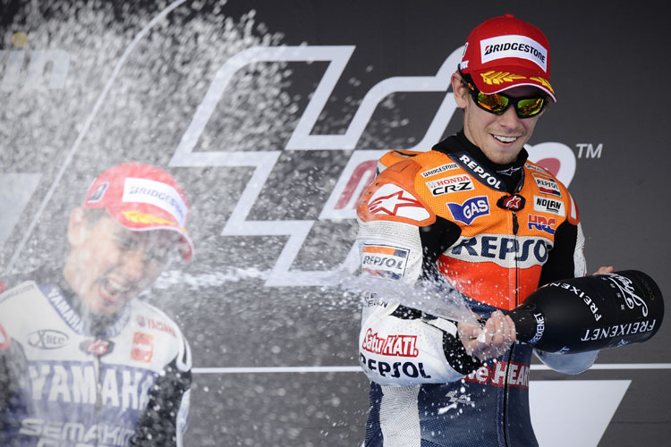 Casey Stoner hatte auch bei der Sektdusche die Oberhand