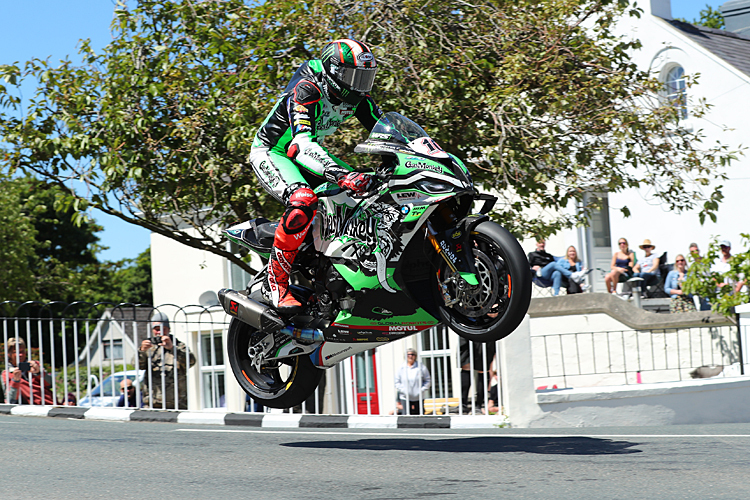 Peter Hickman beim Sprung über die Ballaugh Bridge