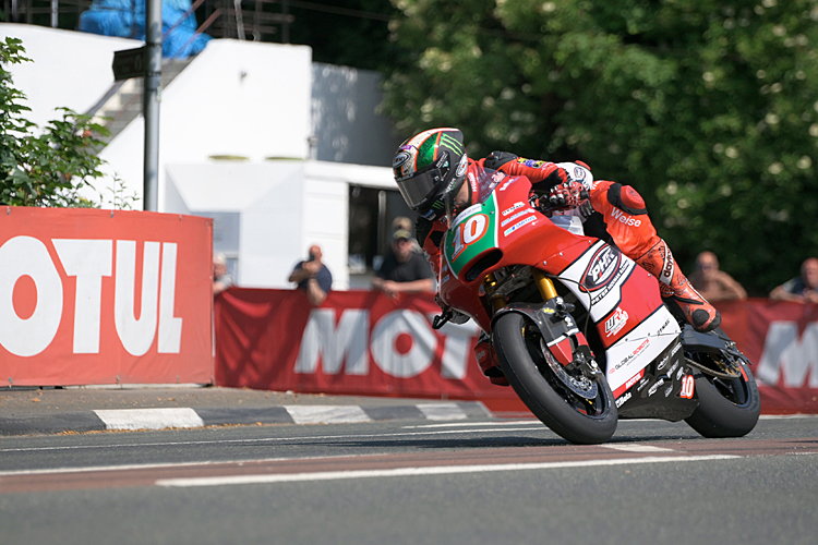 Peter Hickman steuert die Yamaha R7 zum Sieg in der Supertwin-TT