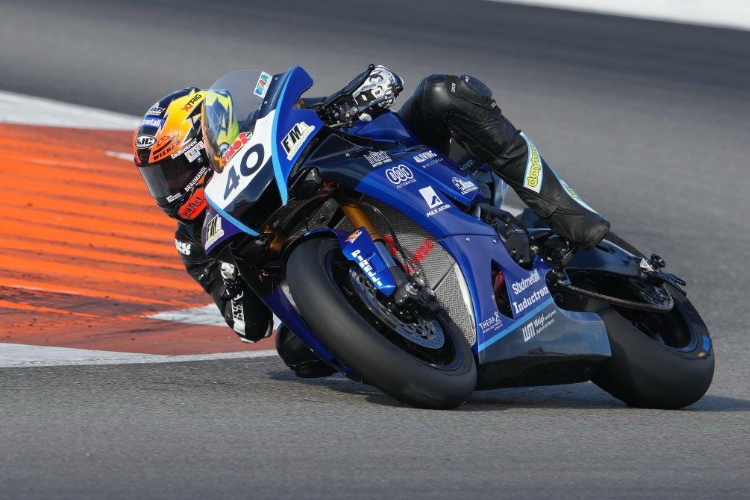 Philipp Öttl auf einer Superstock-Yamaha R1 in Valencia