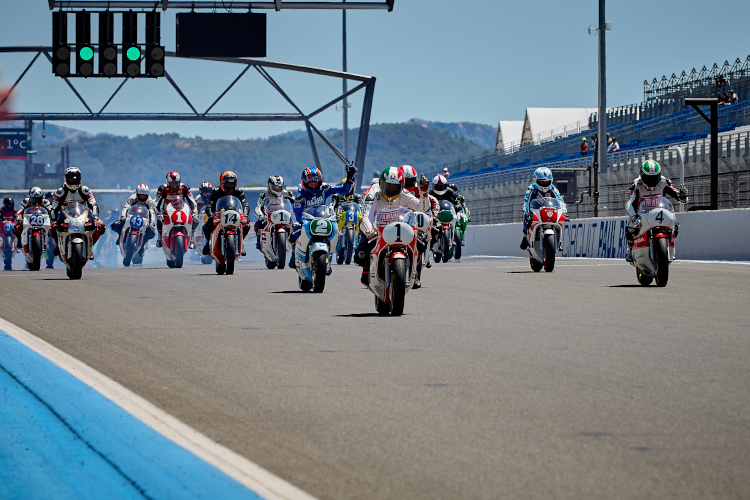 Yamaha-Parade auf dem Circuit Paul Ricard mit Sarron #2, Agostini #1 und Cecotto #4