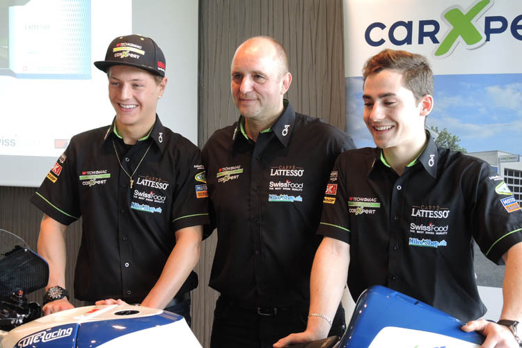 Technomag-carXpert-Teammanager Fred Corminboeuf zwischen Domi Aegerter (li.) und Robin Mulhauser