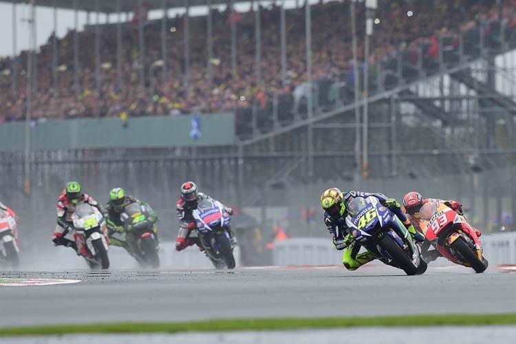 Das MotoGP-Rennen in Silverstone fand 2015 bei nassen Streckenbedingungen statt