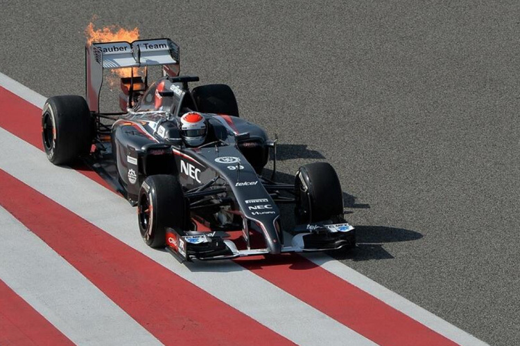 Adrian Sutil kommt mit brennendem Wagen an die Box zurück