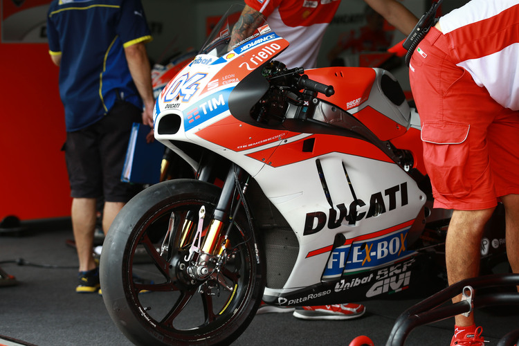 2017-Ducati heute in Sepang: Unter dem «U» von Ducati ist ein Lufteinlass zu sehen, auch die Ausbuchtung sticht ins Auge