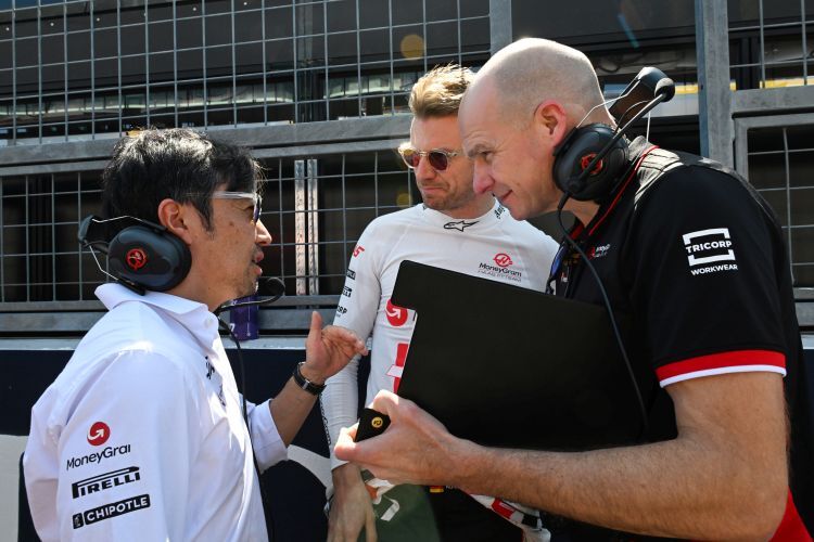Haas-Teamchef Ayao Komatsu (l.) mit Nico Hülkenberg und dessen Renningenieur Gary Gannon (r.)