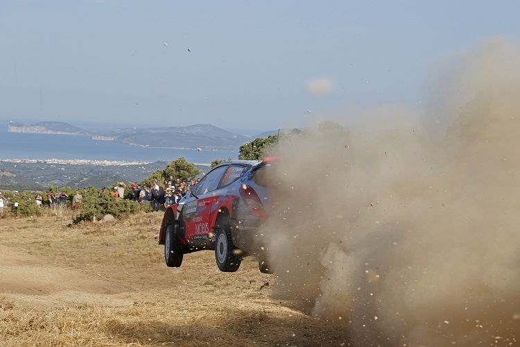 Hayden Paddon fliegt seinen Verfolgern davon