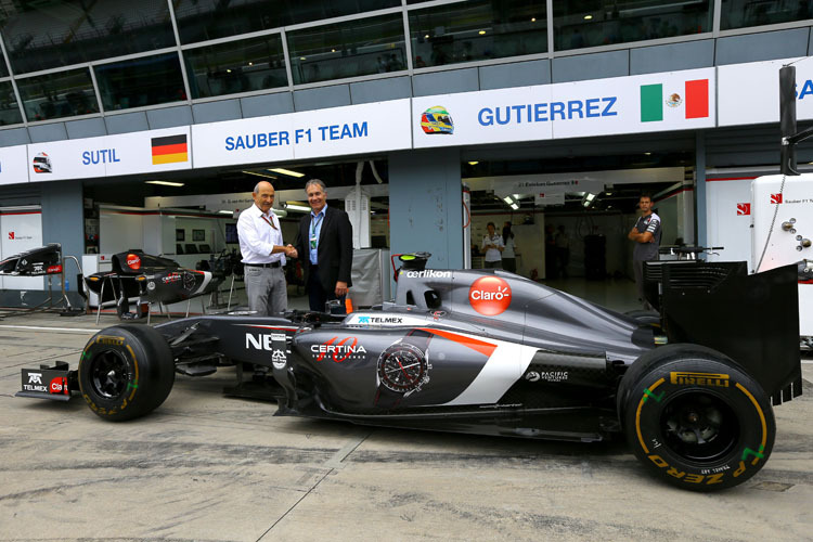 Teamgründer Peter Sauber und CERTINA-Präsident Adrian Bosshard posieren mit dem C33, der in Monza mit einer Speziallackierung unterwegs war