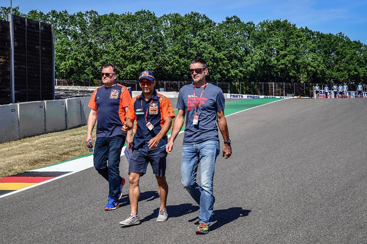 Jean-Michel Bayle (rechts) mit Johann Zarco bei der Besichtigung des Sachsenrings