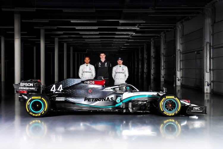 Toto Wolff mit seinen Schützlinge Valtteri Bottas und Lewis Hamilton und dem neuen Silberpfeil W11