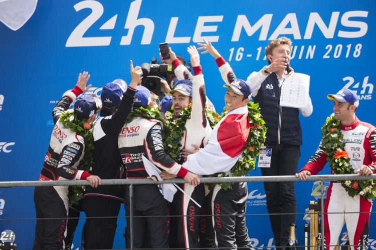 Jubel bei Toyota über den langersehnten Sieg in Le Mans