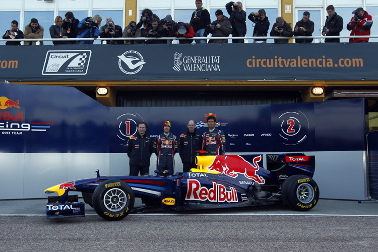 Der RB7 mit Horner, Vettel, Newey und Webber