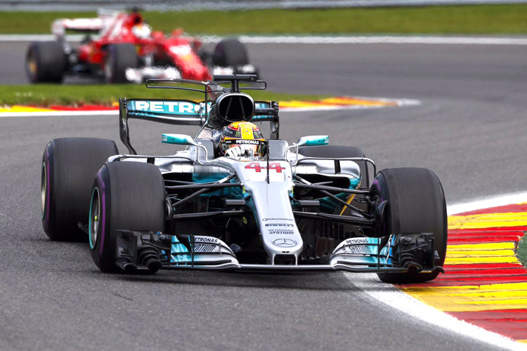 Lewis Hamilton vor Sebastian Vettel