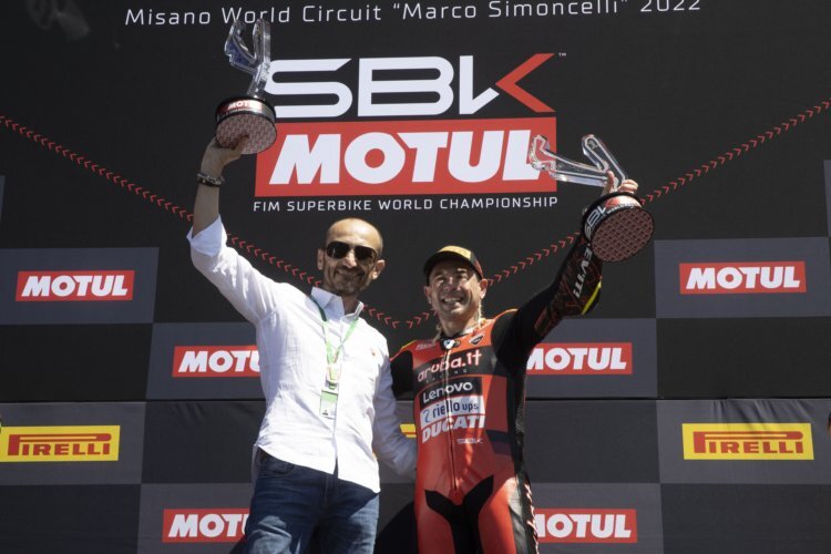 Sieger Alvaro Bautista - das ließ sich der Ducati-CEO nicht entgehen
