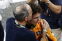 Umarmung und Küsschen von Papa: Lando Norris und sein Vater nach dem Rennen in Abu Dhabi