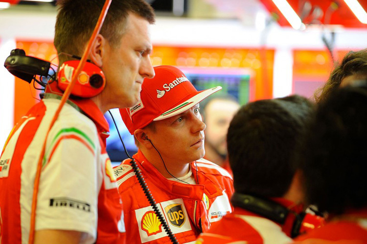 James Allison und Kimi Räikkönen bei einer Besprechung in der Ferrari-Box