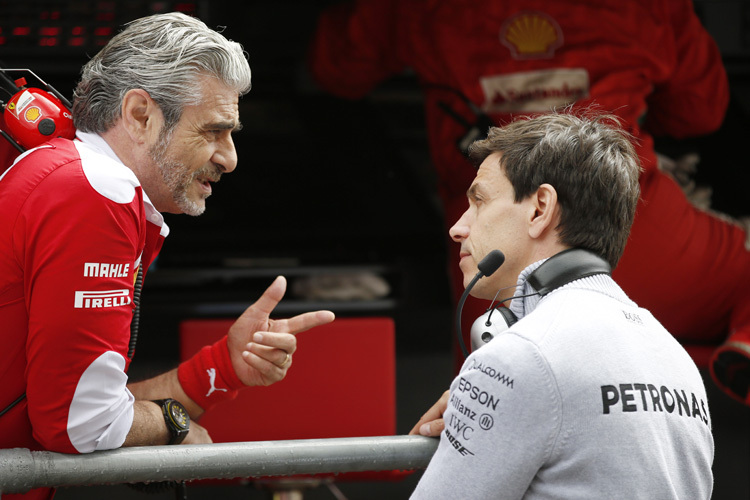 Maurizio Arrivabene von Ferrari mit Toto Wolff von Mercedes