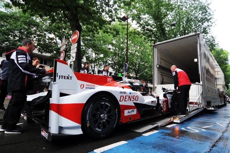 Für die technische Abnahme werden die Fahrzeuge bei den 24h Le Mans in die Innenstadt gebracht